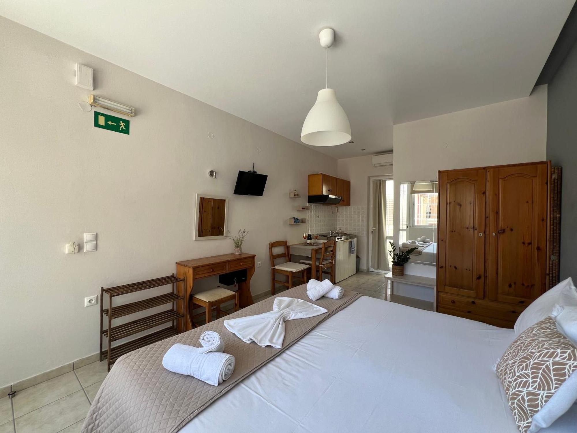 Artemis Rooms Two Steps By The Sea Platanias  Exterior photo