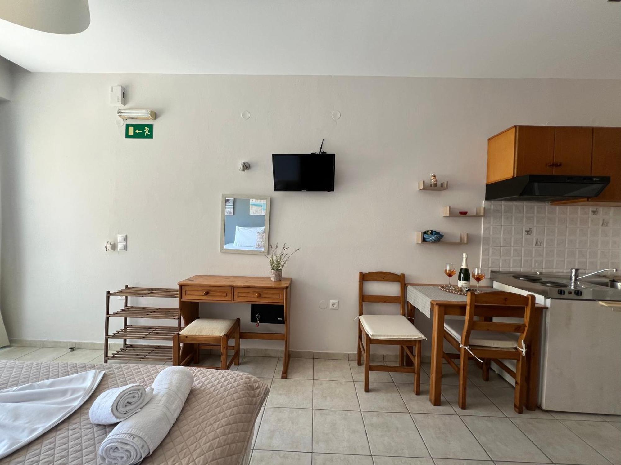 Artemis Rooms Two Steps By The Sea Platanias  Exterior photo