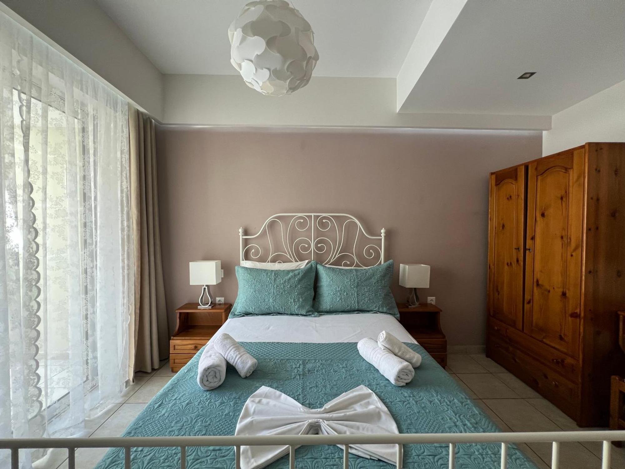 Artemis Rooms Two Steps By The Sea Platanias  Exterior photo